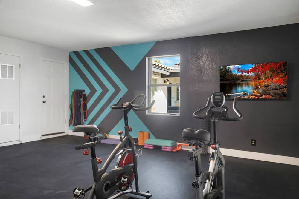 Huge Golf Course Home-free Heated Pool Theatre Gym