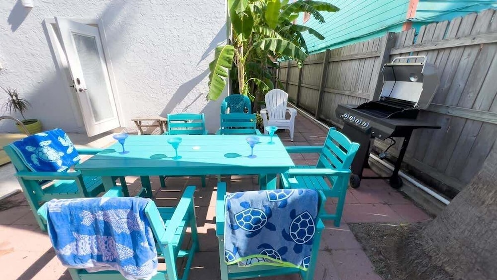 Fun Retro Island Vibe Sleeps 17 Beach 1 Block 4 Bedroom Home