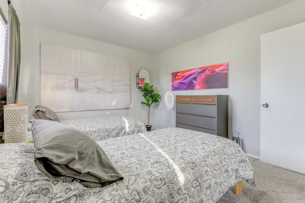 Walk to Conveniences: Tempe Condo w/ Pool!