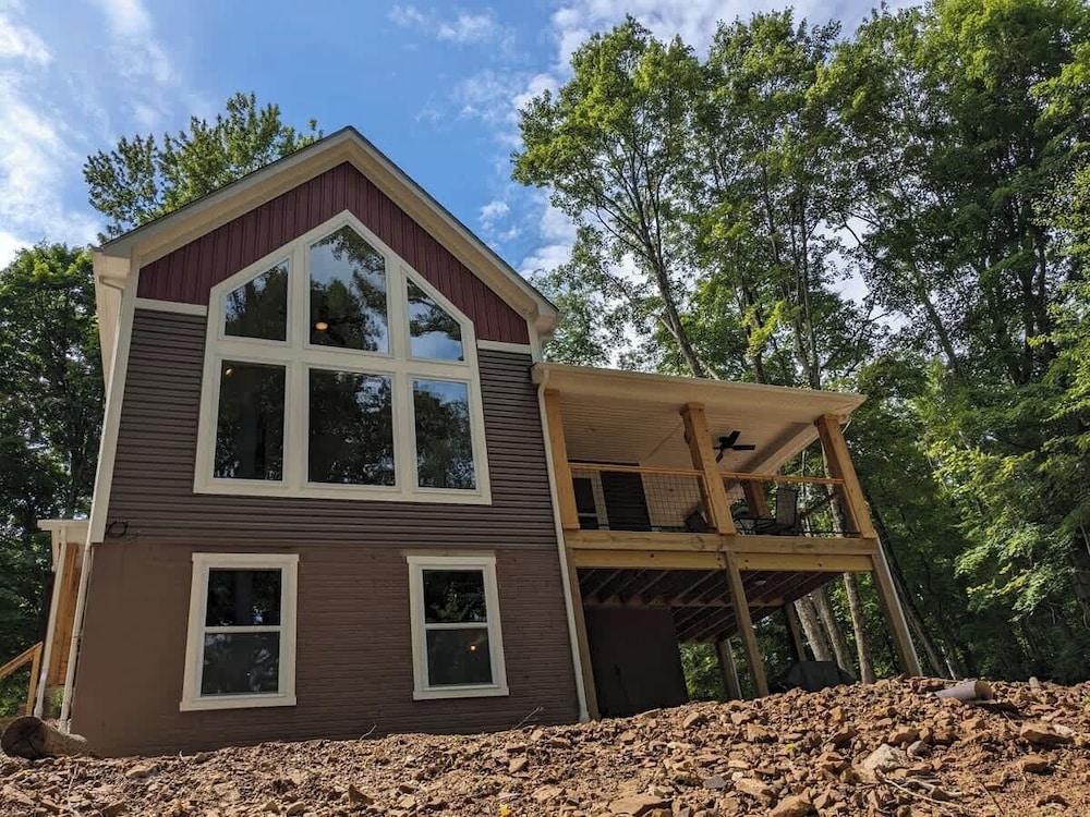 Modern 2 BD Cabin With hot tub & Games & Central Loc