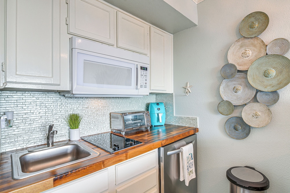 Pool & Hot Tub Access: Beachside Galveston Condo!