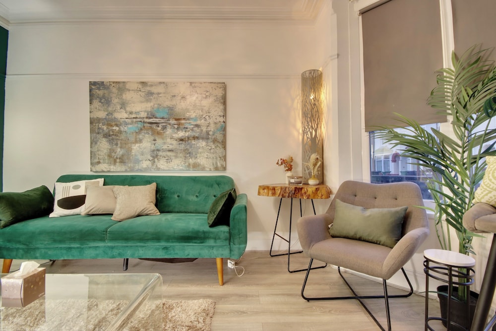 Southsea 4BR Getaway with Private Yard