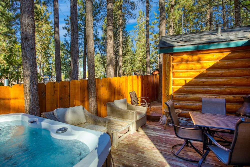 Forest Road by Avantstay Group Cabin w Hot Tub Minutes to the Lake