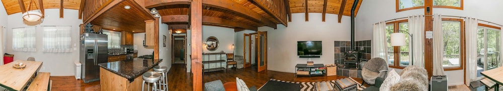 Alder Creek Paradise - Tree-lined Cabin Stay for 7