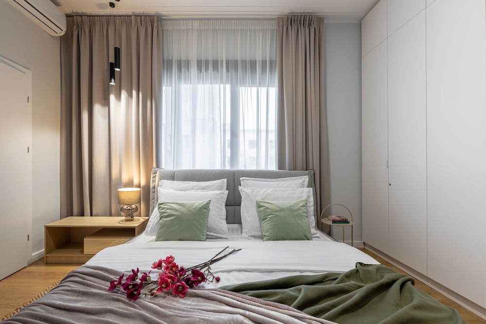 Luxury Piata Romana 2BR Urban Sanctuary by HOLT view 3