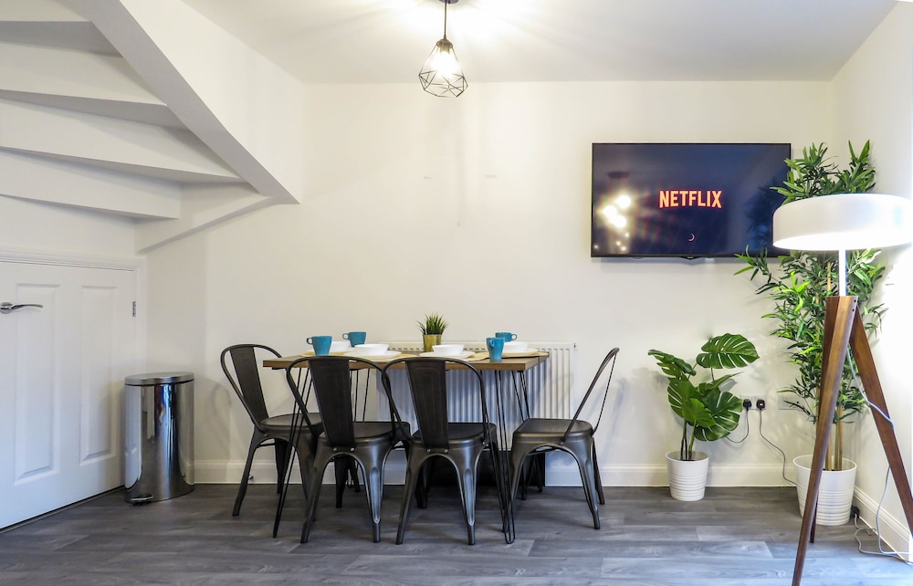 Tudors eSuites Birmingham Townhouse Private Garden Free Parking