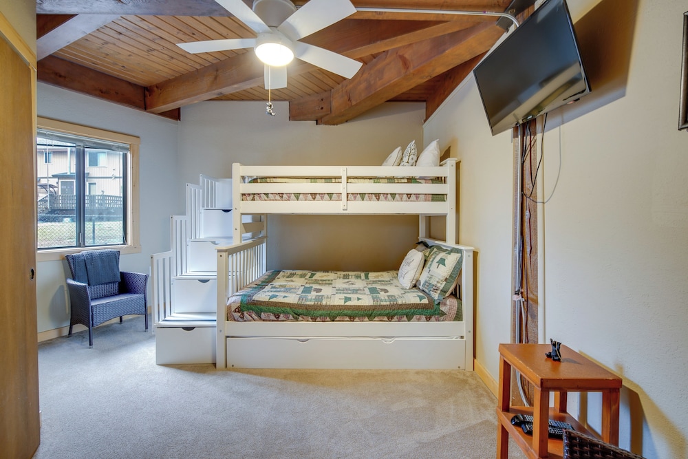 Big Bear Cabin w/ Hot Tub < 3 Mi to Skiing!