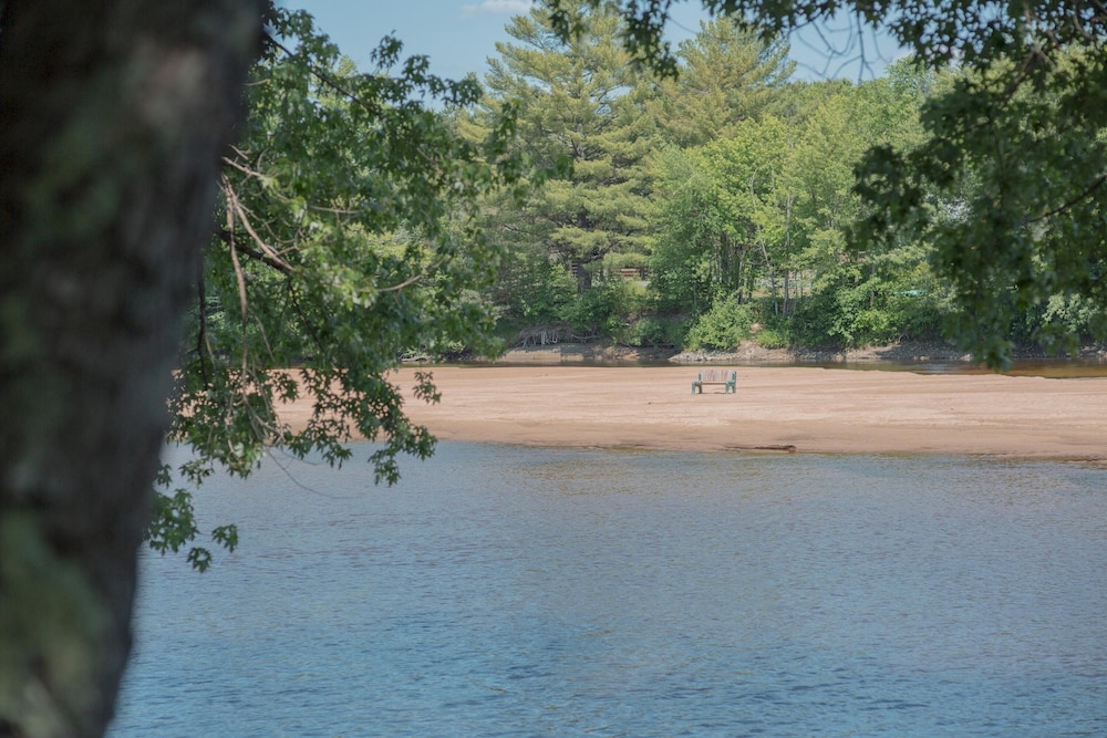The Phoenix - Riverside Chalet With Beach