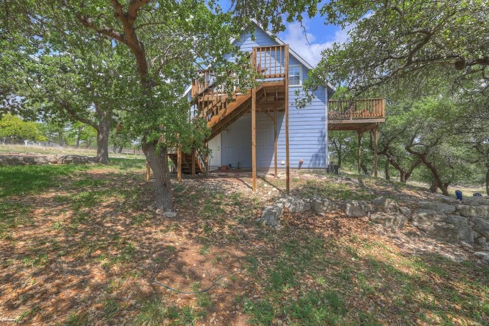Cactus Flower Treehouse-pet Friendly-hill Country Views!