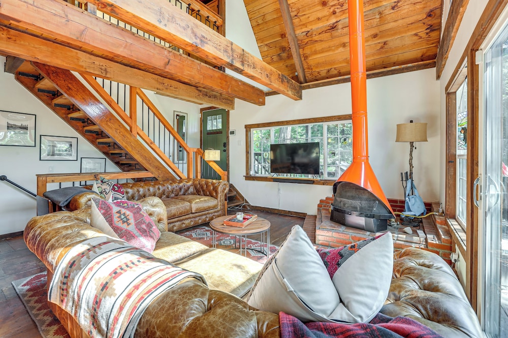 3 Mi to Lake Arrowhead Village: Dog-friendly Cabin