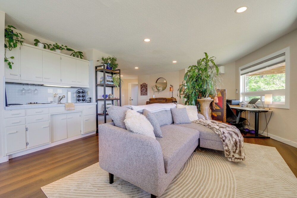 Spacious Deck w/ Ocean View: Puget Sound Gem!