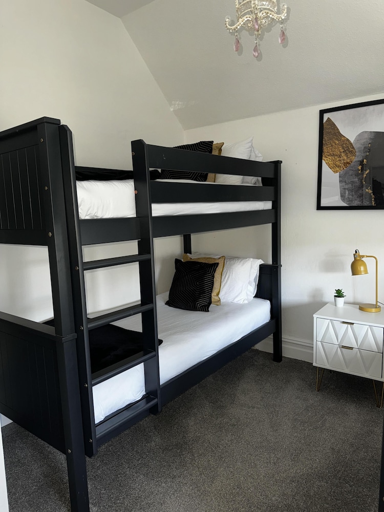 Inviting 2-bed Apartment in Poole view 4