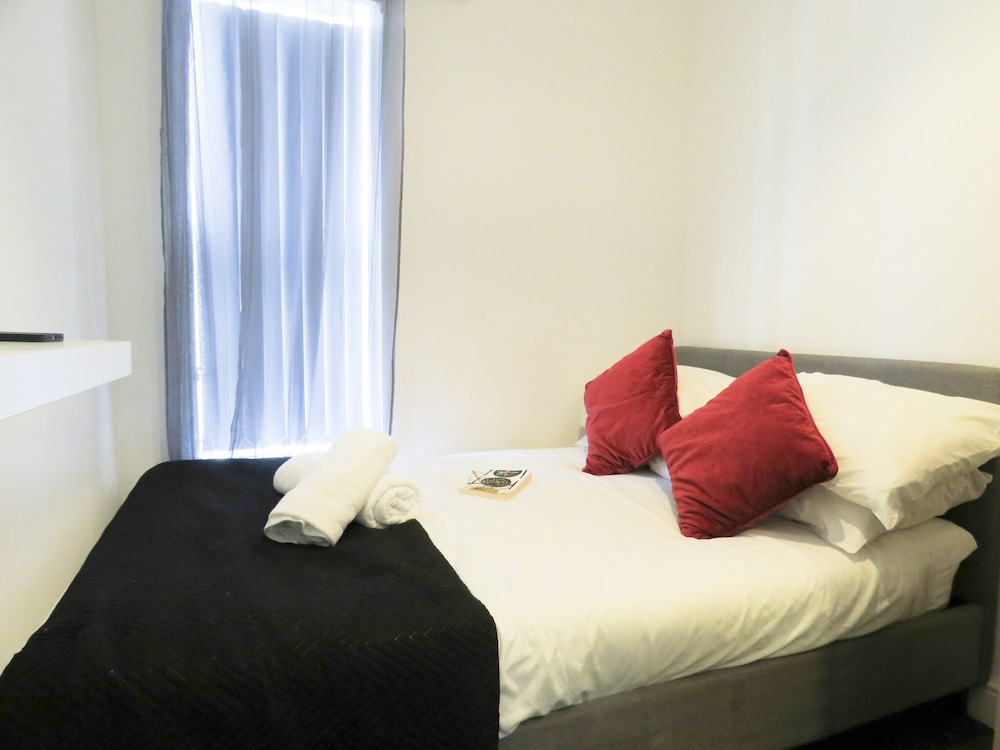 Tudors eSuites Coventry Townhouse Private Garden Free Parking view 4
