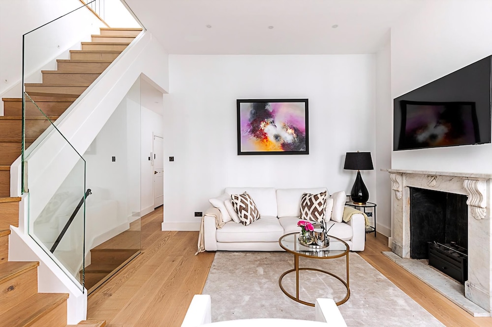 Elegant South Kensington Retreat w/ Outdoor Spaces