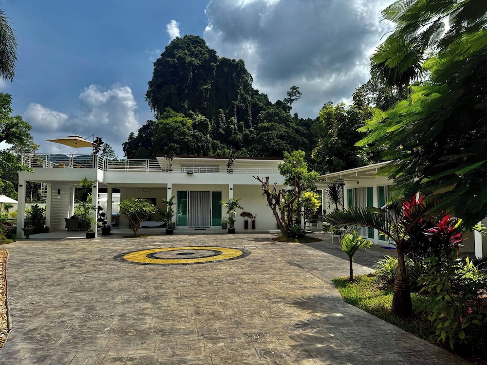 Beautiful Villa Between Jungle