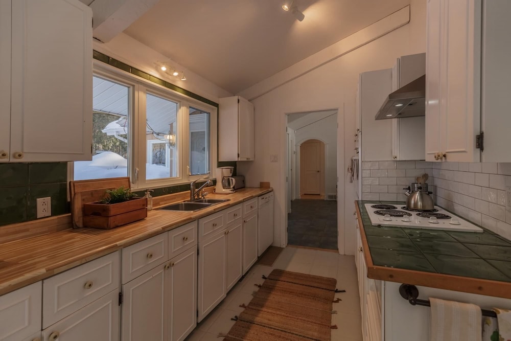 The Otter Lakehouse - Beautiful Cottage on the Lake With Lake Sports Included