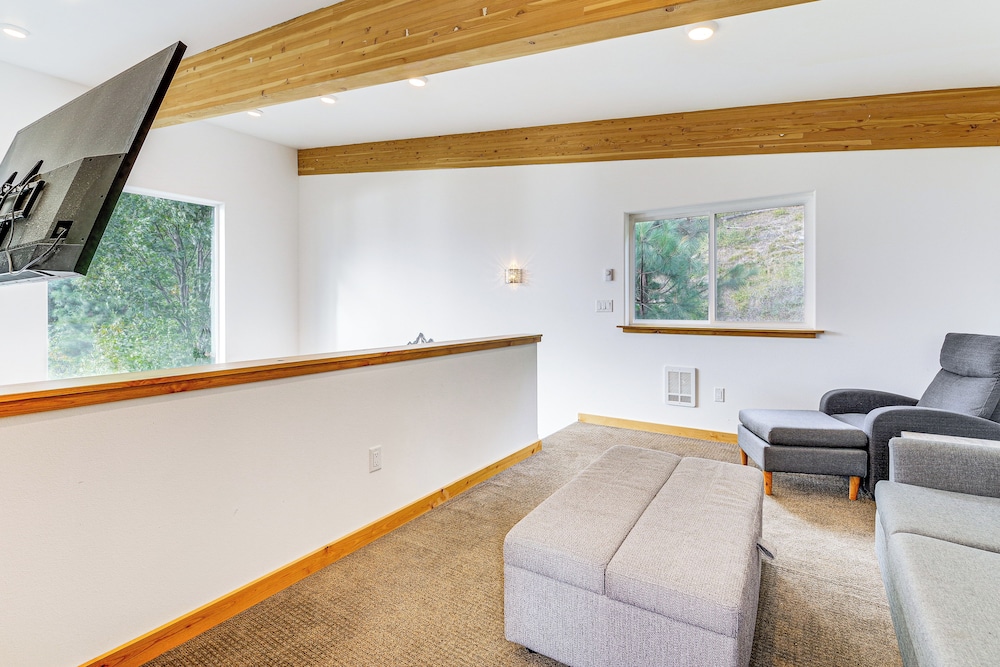 Lake Wenatchee Getaway w/ Water & Mountain Views! view 4