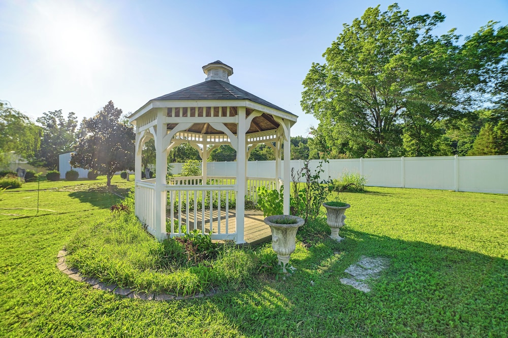 9 Mi to Kentucky Lake: Spacious Victorian Home!