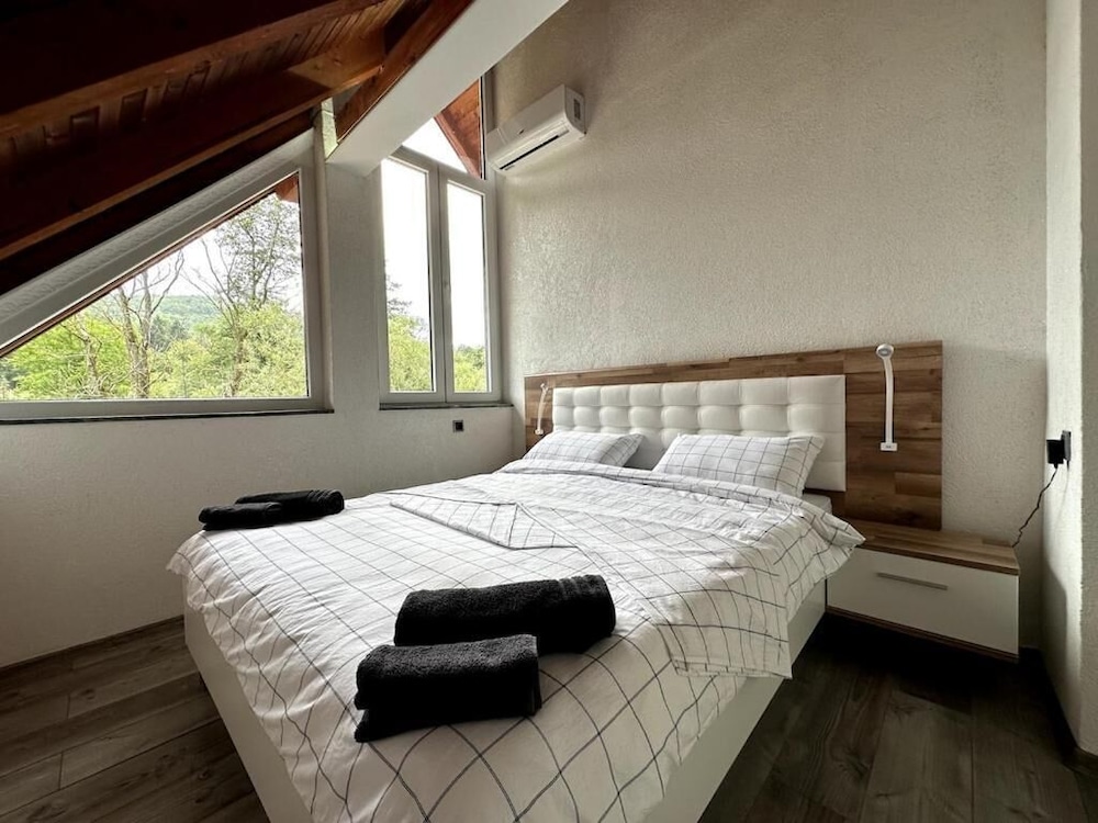 Rijeka Villa-Spacious 4BR with Pool