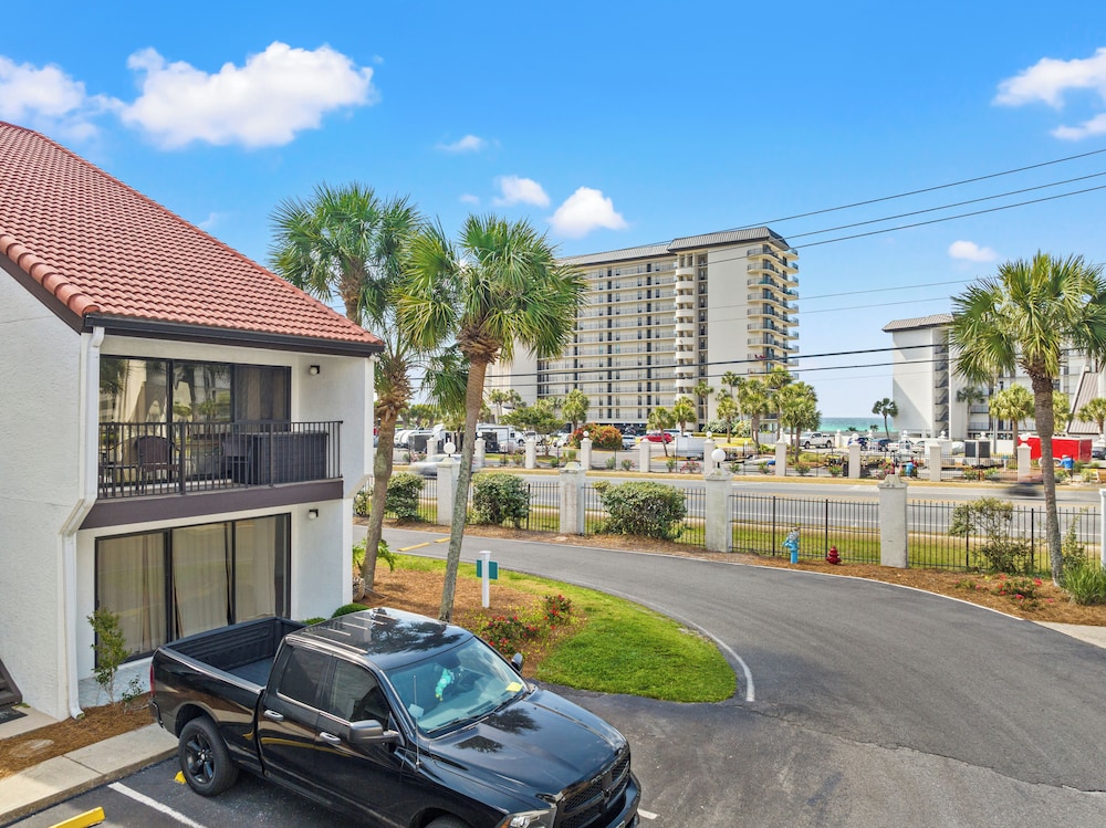 One More Round! 3BR 3BA Sleeps 10! 11 Pools! Golf Courses! Tennis Courts!