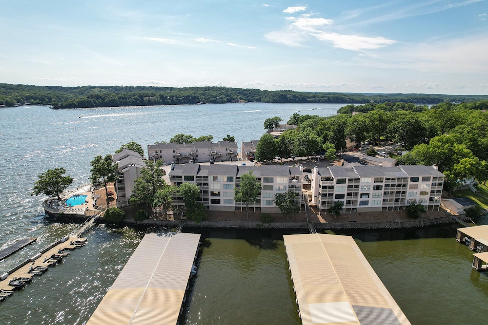 Spacious Family Friendly 3 Bed/3 Bath w/ Amazing Views, Lakeside Pool, & Boat Slip