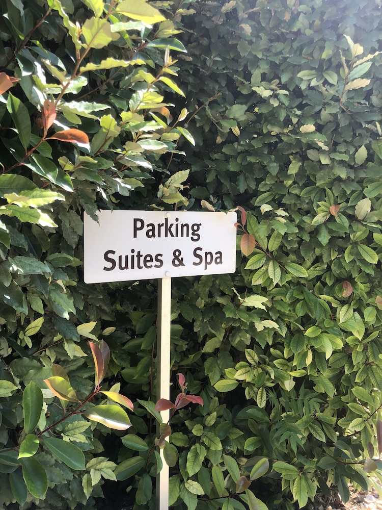 Château Latour Segur Suites & Spa