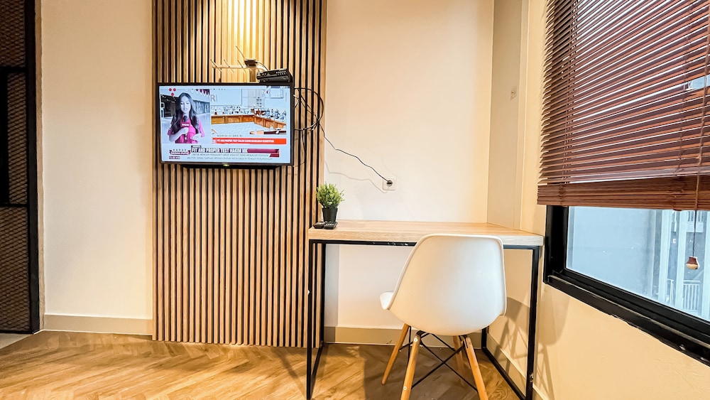 Wooden Nest 2Br Without Living Room At Evenciio Margonda Apartment