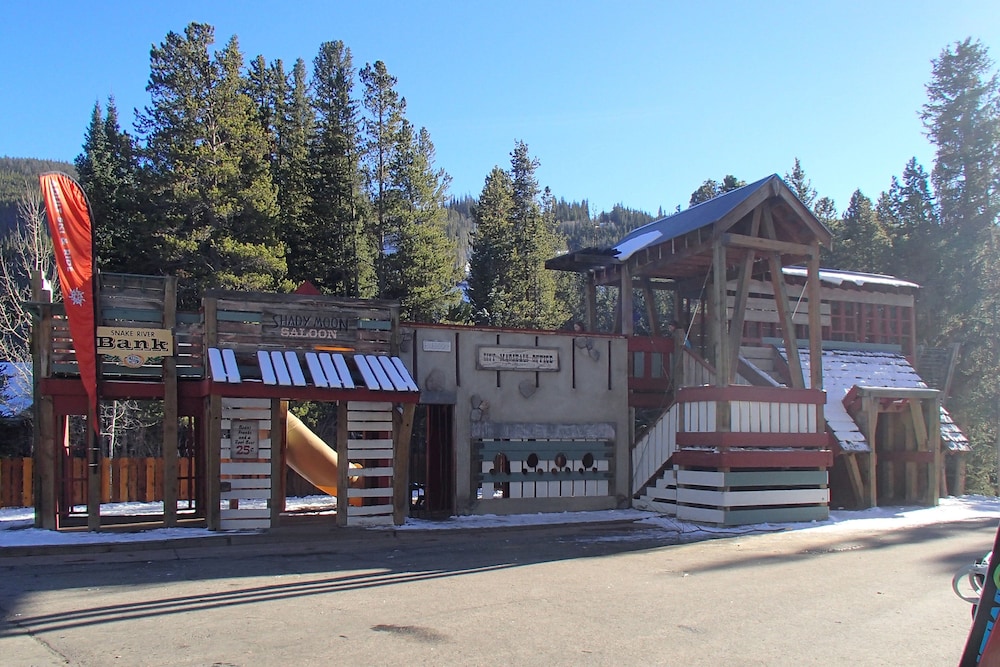 Keystone Retreat w/ Pool Access: Walk to Ski Lift! view 2