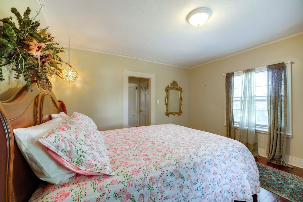 Near Lake Erie, Harbor & Parks: Conneaut Getaway!