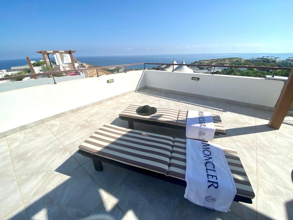 Luxurious Seafront Penthouse
