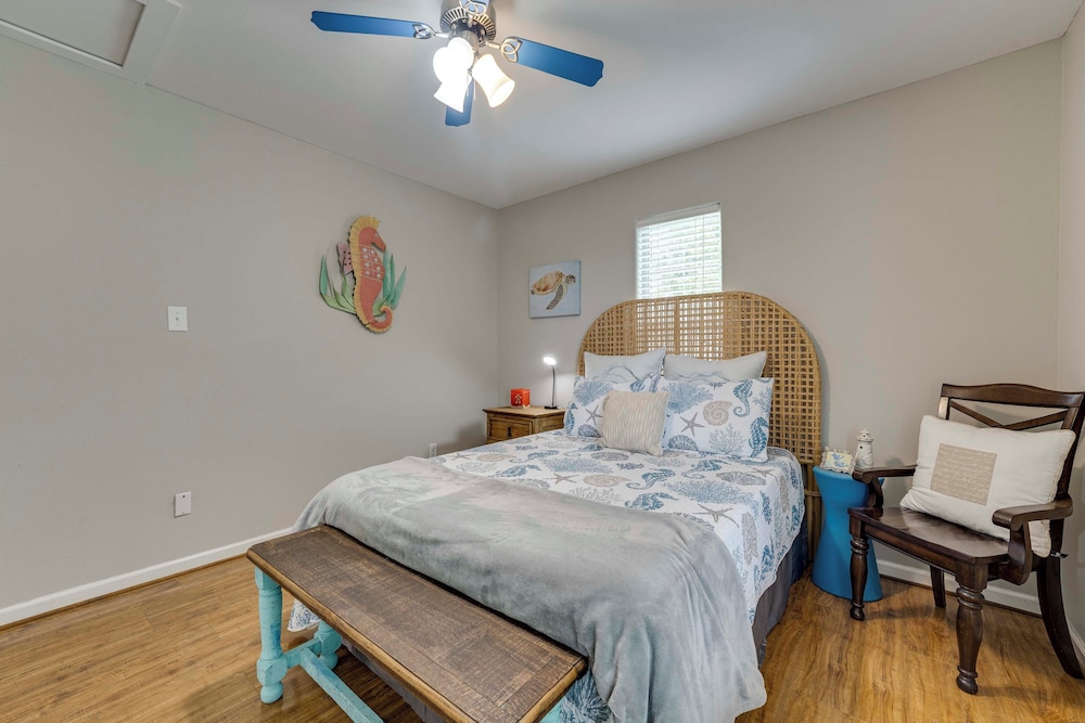 Fish & Boat: Home w/ Spacious Yard in Seadrift