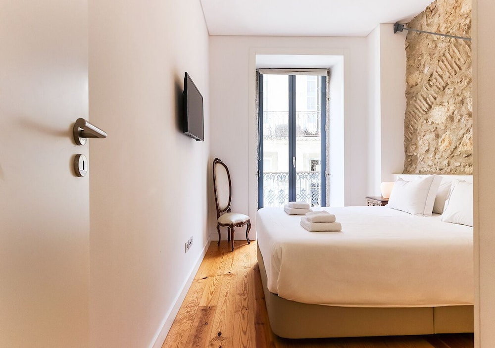 JOIVY Modern classic 1-bed Apt w/ balcony, nearby Avenida da Liberdade view 2