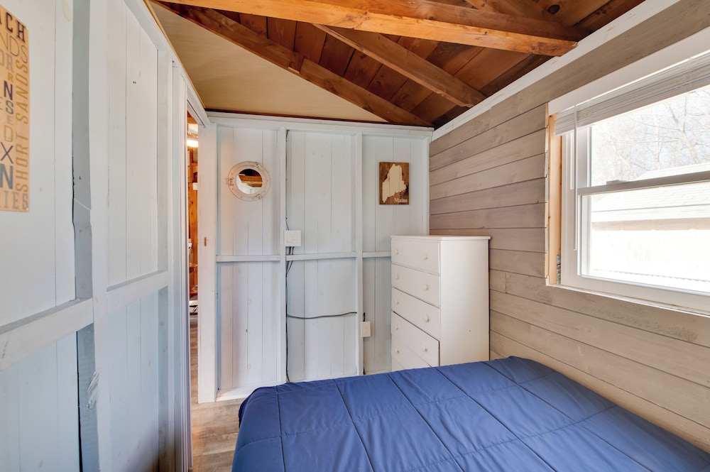 Walk to Long Sands Beach: Cottage w/ Fire Pits!