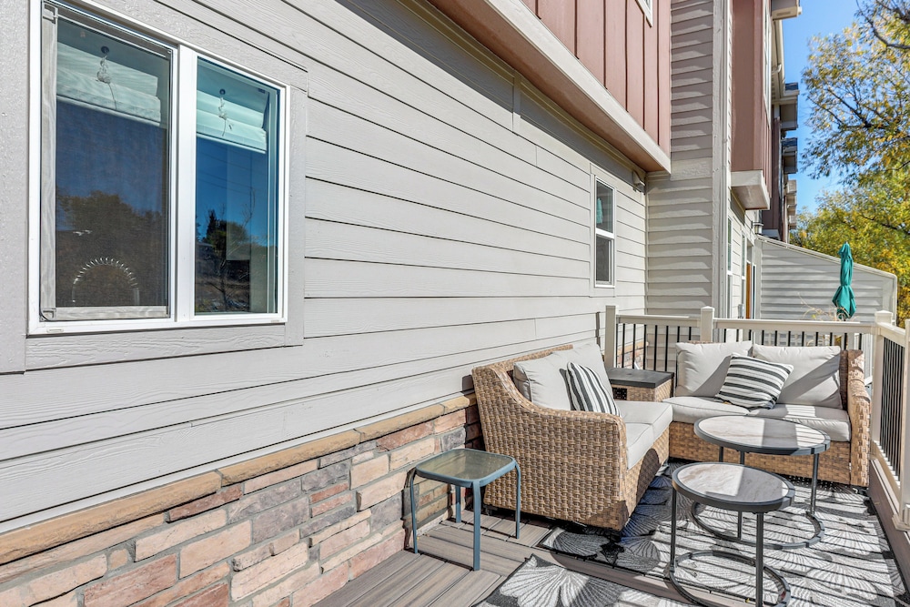 Walk to Light Rail! Townhome 9 Mi to Dtwn Denver