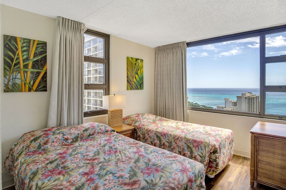 Waikiki Banyan - Ocean View Tower 2 Suite 3214 view 2