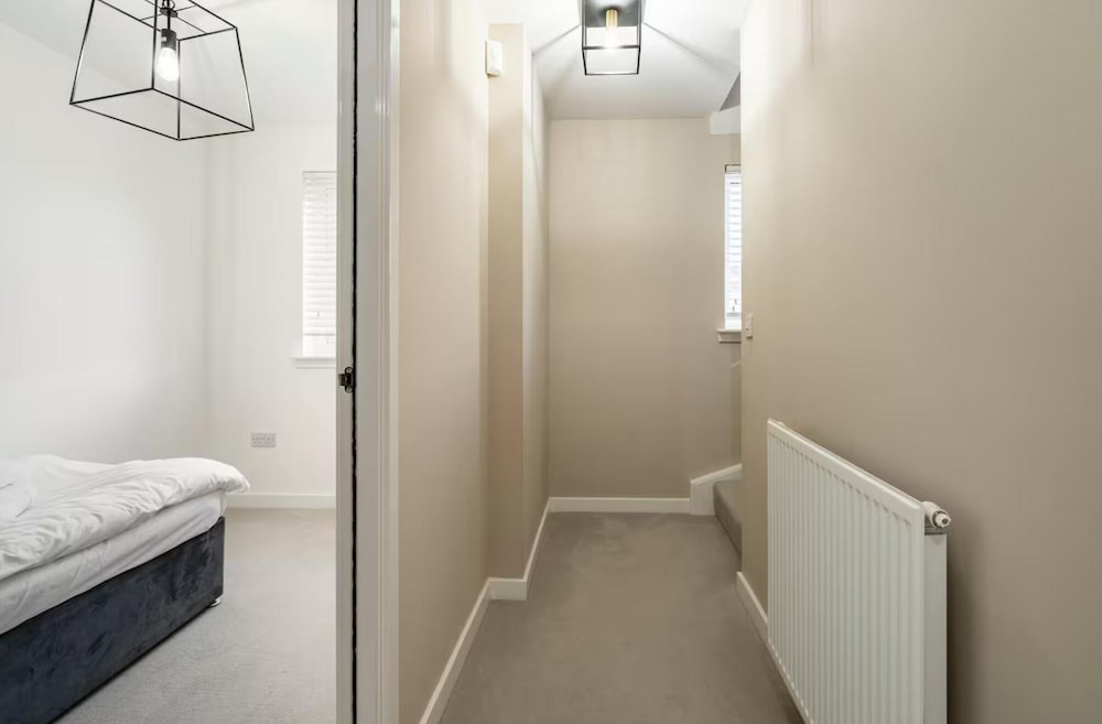 Charming 3 Bed Home in Stepps, Glasgow - Garden & Patio