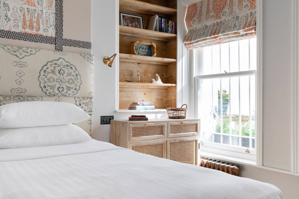 Ladbroke Gardens VII by Onefinestay