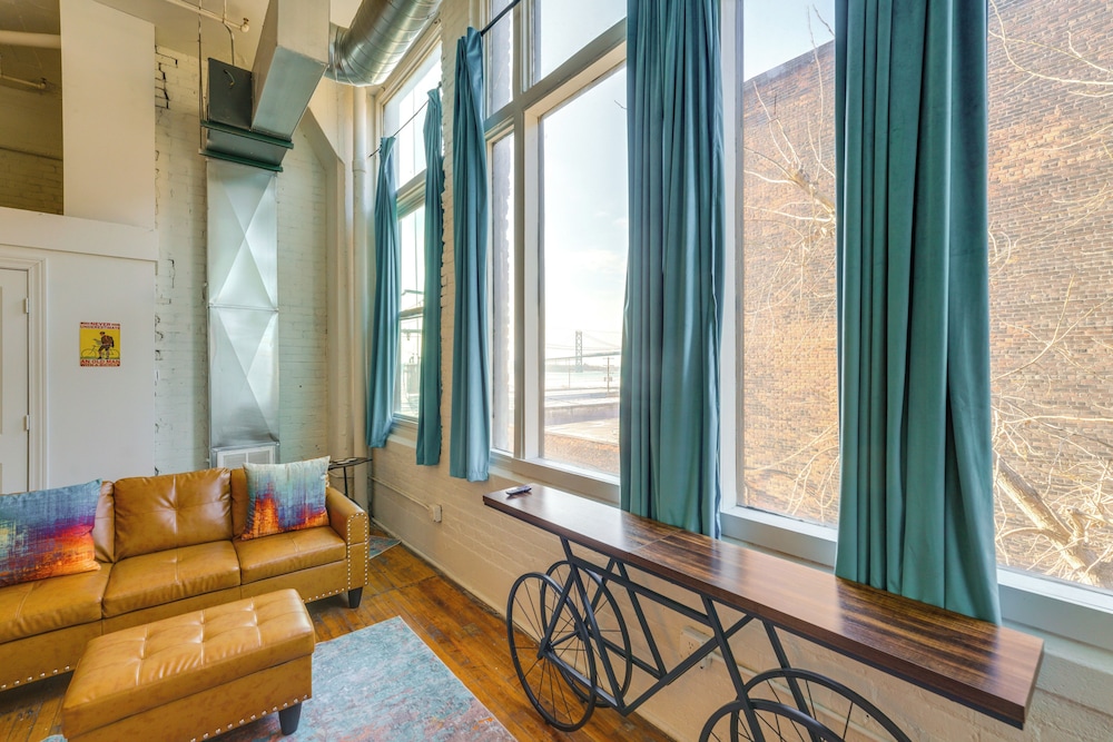 1 Mi to Dtwn! Riverside Corktown Loft on 2nd Floor