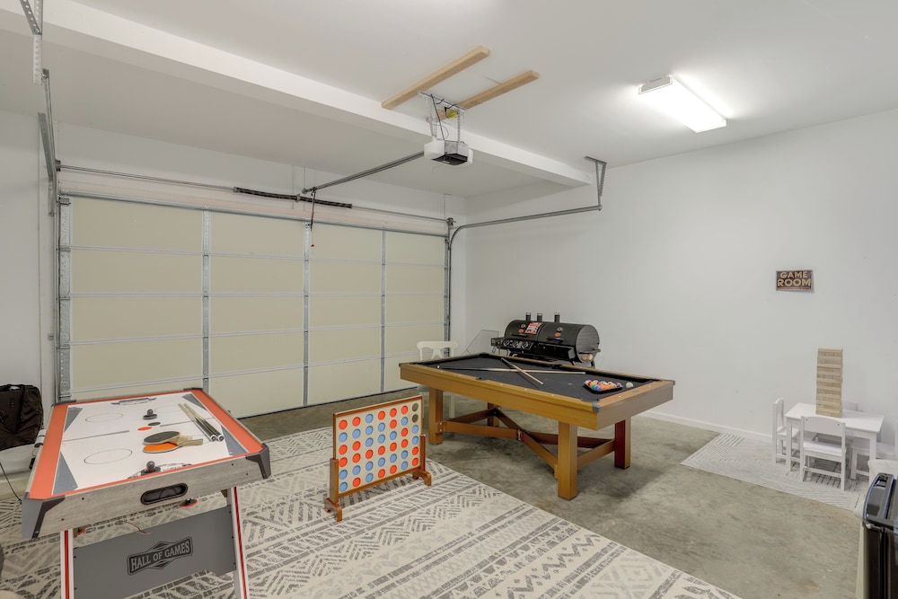 Family Home w/ Game Room, 3 Mi to Dtwn Asheville!
