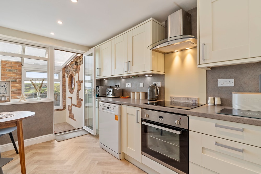 Gorse Cottage - Sea Views Village Centre
