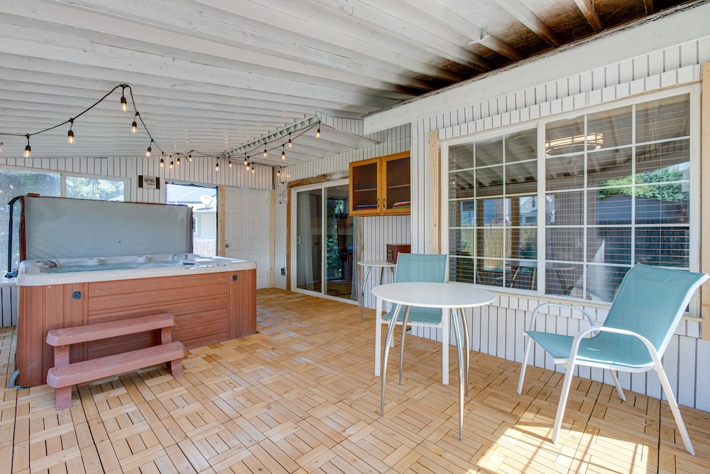 Spacious Aurora Retreat w/ Game Room + Hot Tub!