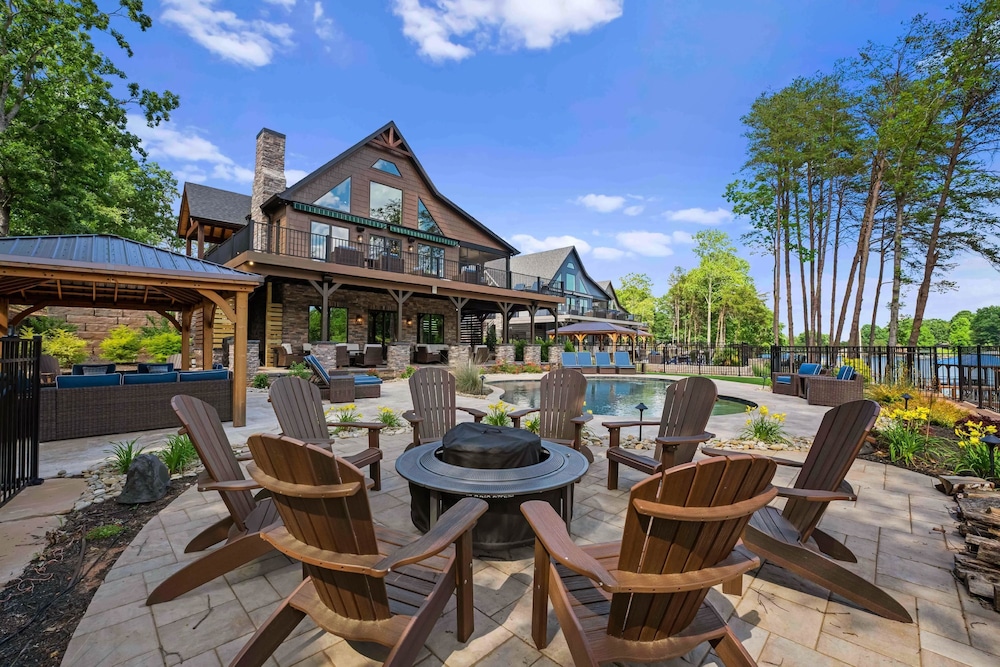 Black Bear Lodge by Avantstay Lakefront Dock Pool Theater Sleeps 20
