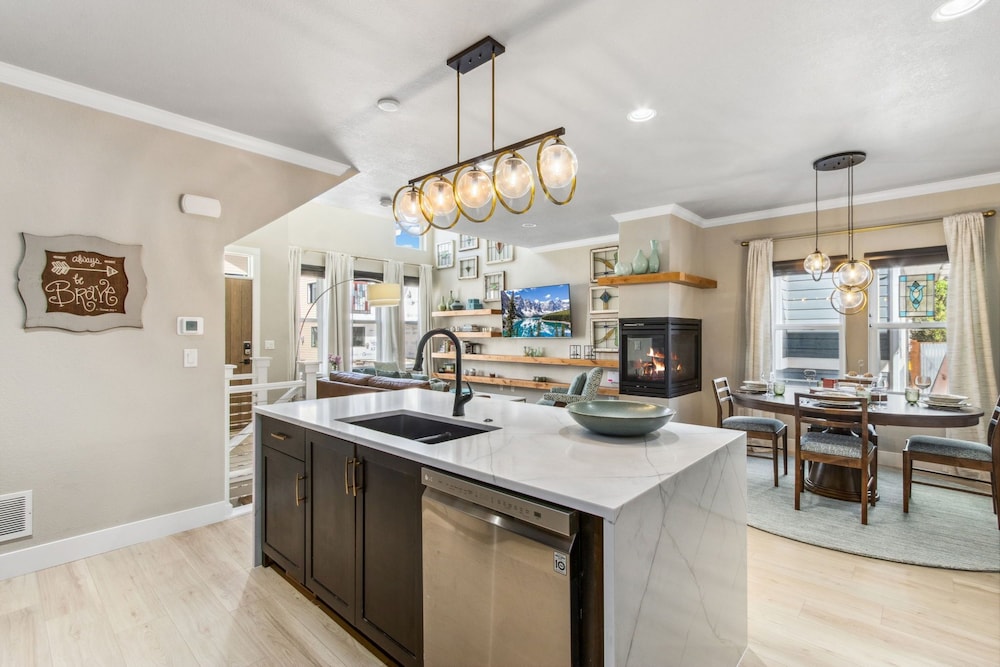 Decked Out Sunset Views, Fire Pit & Fenced Yard