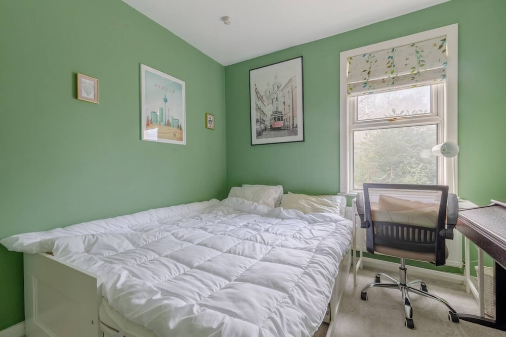 Homely and Spacious 2 Bedroom House - Stratford