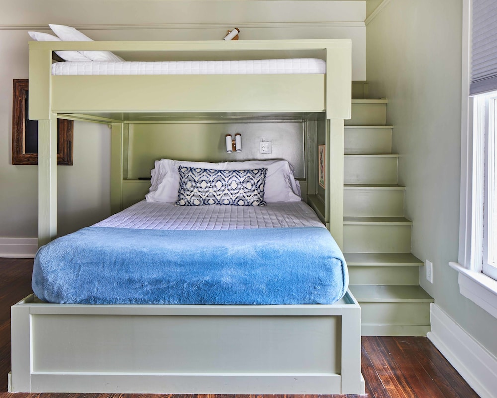 Charles on 11th - Beautifully Restored Historic Southside Home Walkable Perfect for Groups