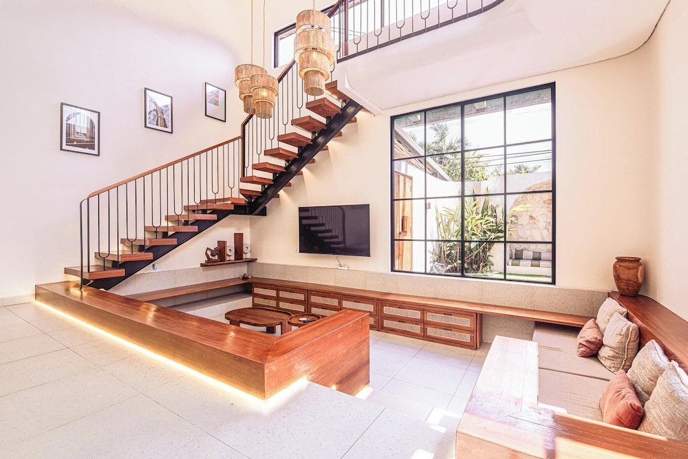 Chic 4-br Villa in Central Seminyak, Beach 5 Mins