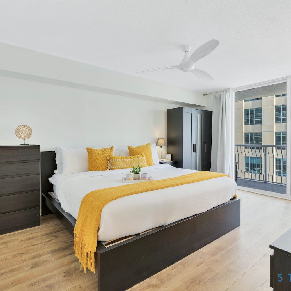 Modern 1-br Condo in Upscale Brickell Locale