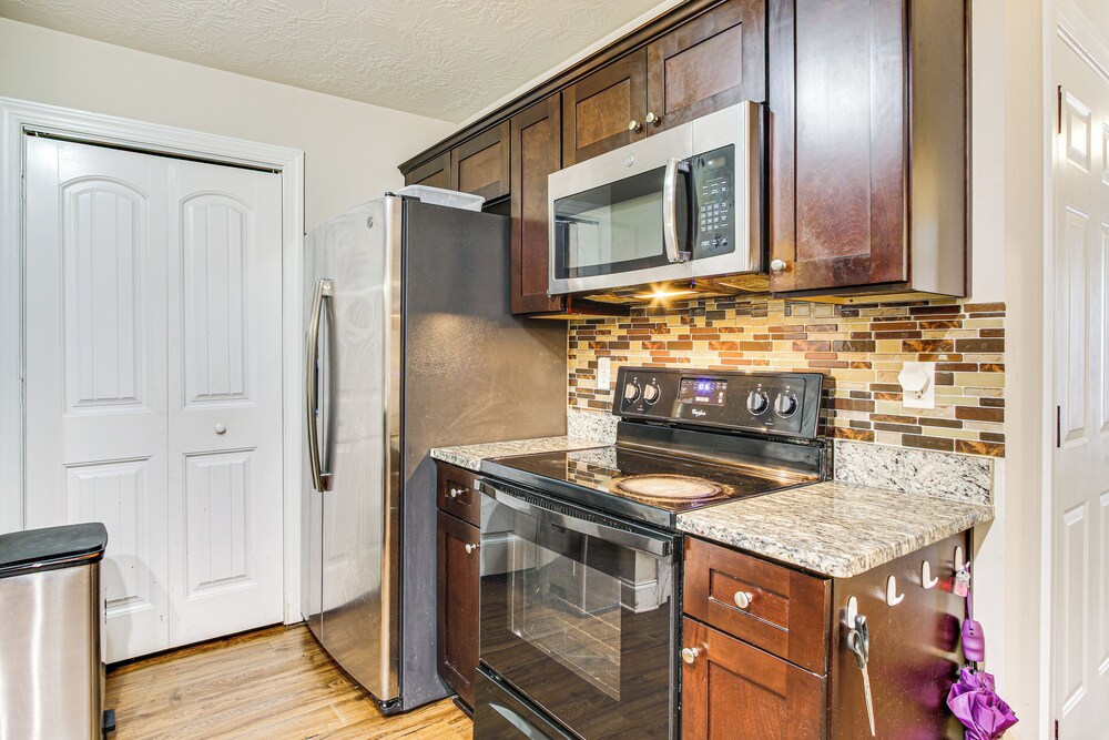 7 Mi to Dtwn Augusta: Townhome Near Shops & Eats!