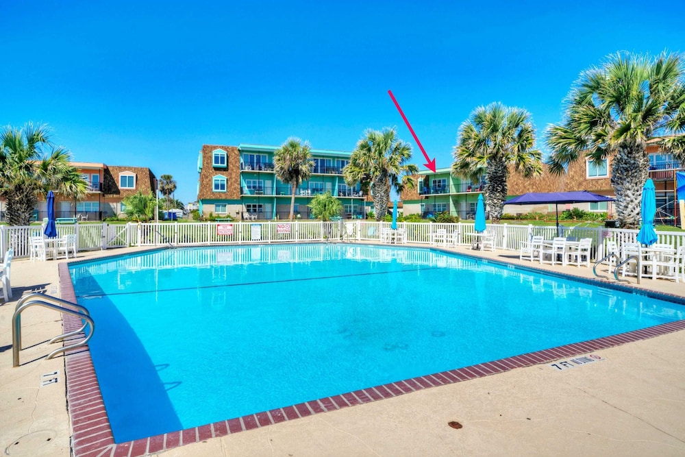 Steps to Sandfest 2 Condos in Beachfront Complex w/ Pool, Pickleball/tennis