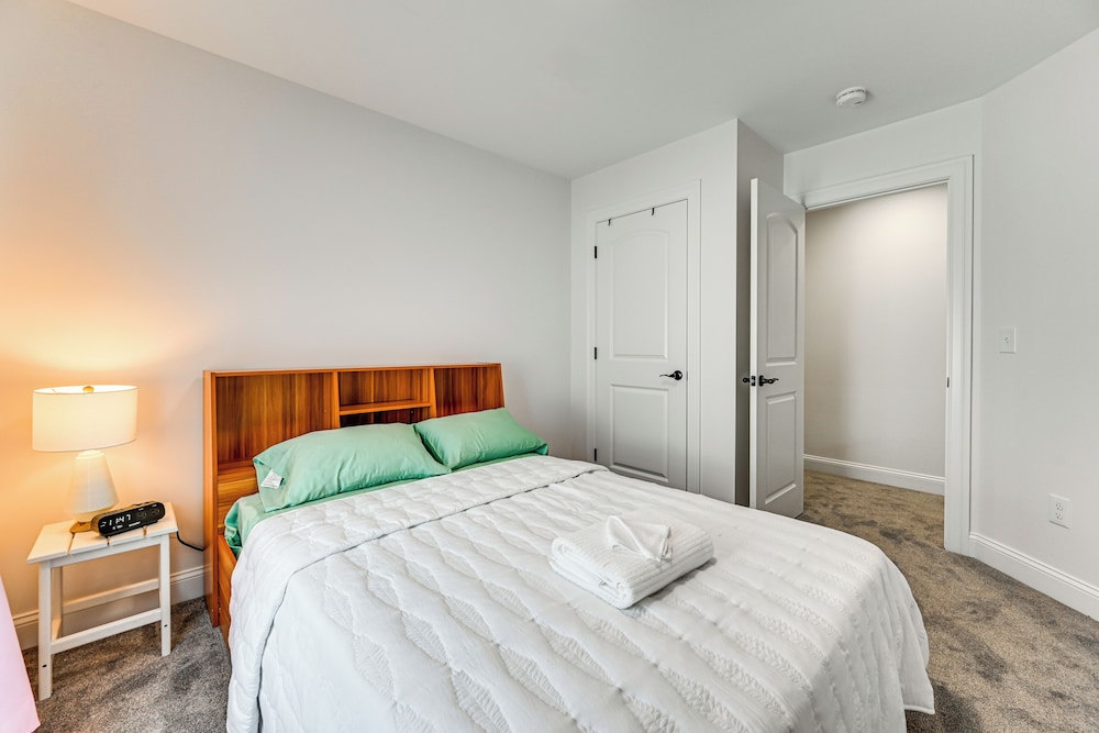 1 Mi to MGM Springfield: Cozy Winter Duplex!